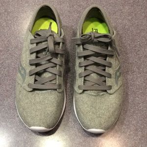 saucony memory foam sneakers